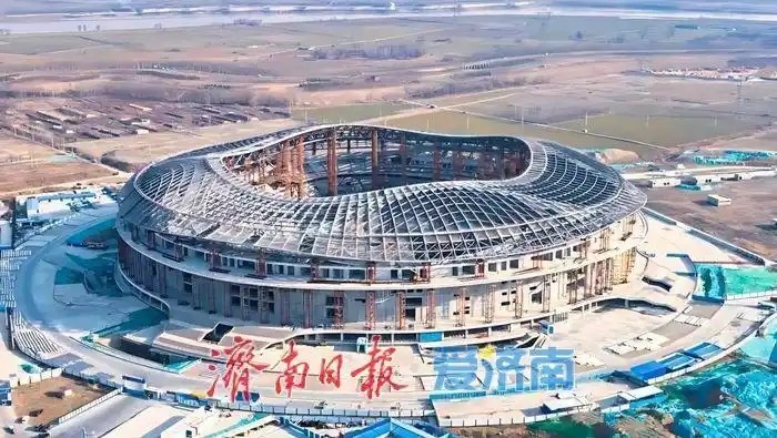  魯媒：戴上1.6萬噸“鋼鐵巨冠”，黃河體育中心球場完成屋蓋施工