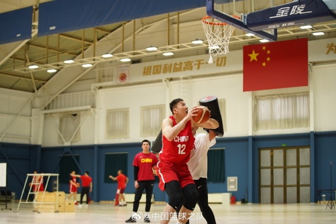  中國(guó)籃球之隊(duì)官博：大塊頭 大能量 祝李炎哲25歲生日快樂！
